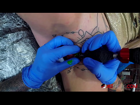 ❤️ E dashura jashtëzakonisht e bërë me tatuazhe, Sully Savage, bëri një tatuazh në klitorisin e saj ❤️❌ Pornografi cilësore tek ne sq.onlydesiporn.ru ❌️❤